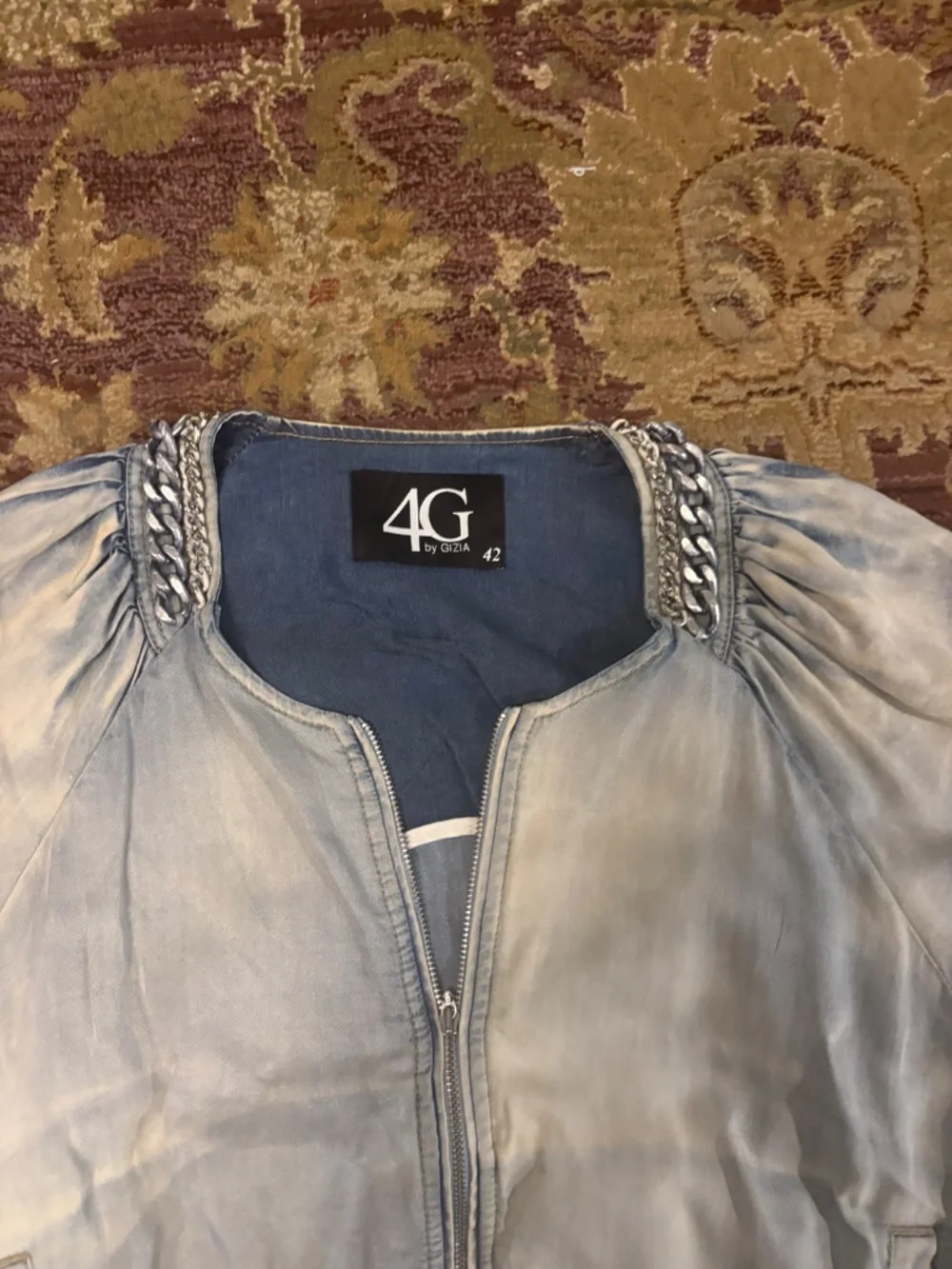 Chic Jean jacket by Gizia